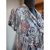 Bluzka z lejącym dekoltem woda z pastelowym mozaikowym wzorem